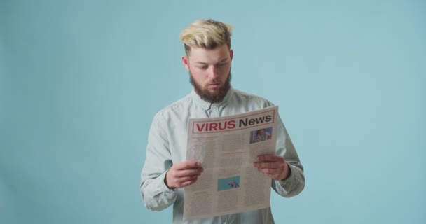 Joven Asustado Leyendo Las Últimas Noticias Sobre Nuevo Virus Fondo — Vídeos de Stock