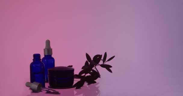 Conjunto Cosméticos Sobre Fondo Color — Vídeos de Stock