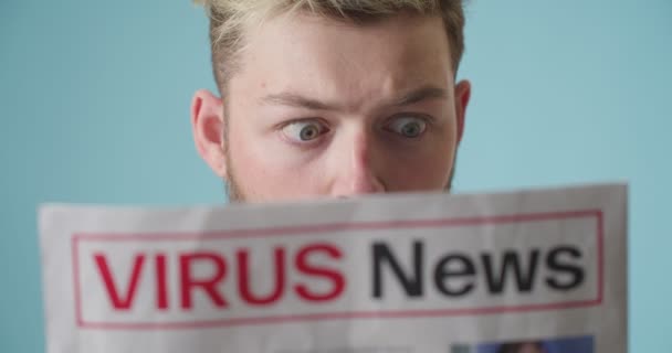 Joven Asustado Leyendo Las Últimas Noticias Sobre Nuevo Virus Fondo — Vídeo de stock