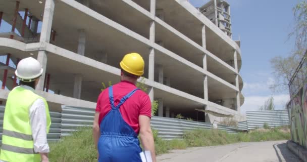 Bauarbeiter Und Ingenieur Auf Der Baustelle — Stockvideo