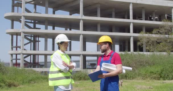 Construtor Engenheiro Discutindo Questões Financeiras Canteiro Obras — Vídeo de Stock