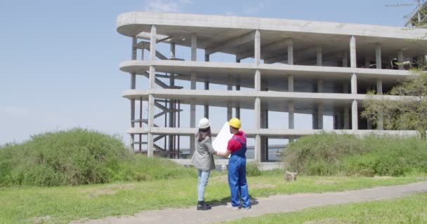 Bauarbeiter Und Ingenieur Auf Der Baustelle — Stockvideo