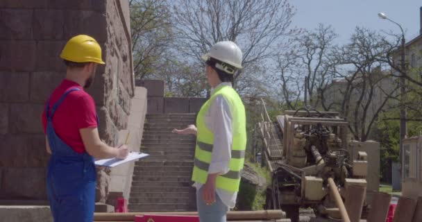 Bauarbeiter Und Ingenieur Auf Der Baustelle — Stockvideo