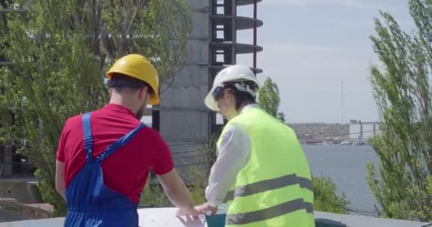 Bauarbeiter Und Ingenieur Auf Der Baustelle — Stockvideo