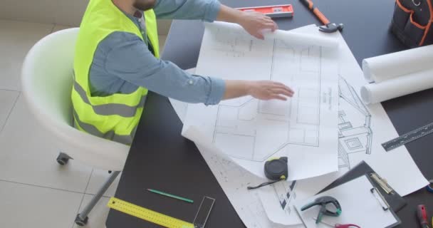 Männlicher Ingenieur Arbeitet Büro Mit Zeichnungen — Stockvideo