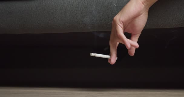 Homme Endormi Avec Cigarette Maison Gros Plan — Video
