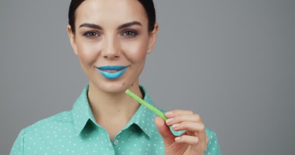 Hermosa Joven Con Maquillaje Inusual Comiendo Mermelada Dulce Sobre Fondo — Vídeos de Stock