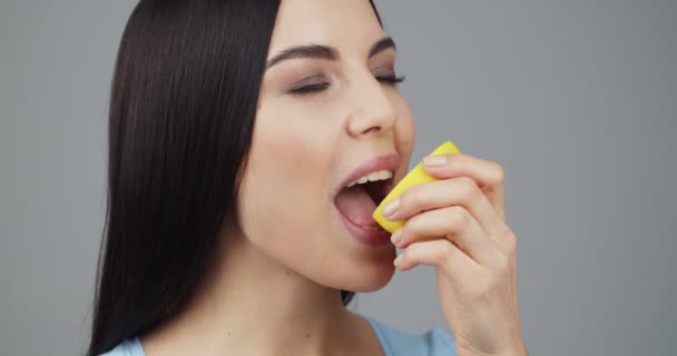 Mulher Bonita Comendo Limão Fresco Fundo Cinza — Vídeo de Stock