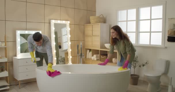 Jong Paar Schoonmaken Badkamer Samen — Stockvideo