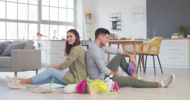 Pareja Joven Descansando Después Limpiar Cocina — Vídeos de Stock