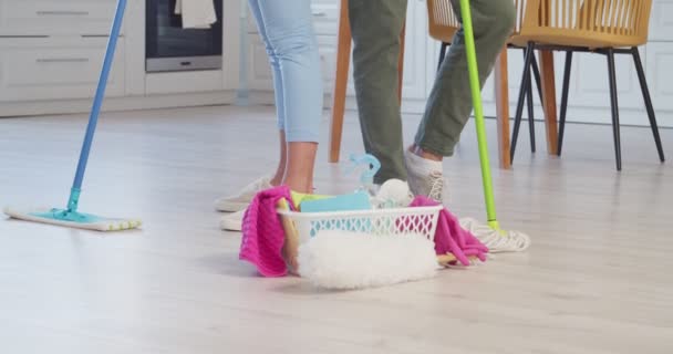 Jovem Casal Com Suprimentos Limpeza Cozinha — Vídeo de Stock