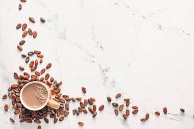 Açık arkaplanda kakao içeceği olan kompozisyon