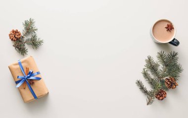 Beyaz arka planda kakao içen Noel kompozisyonu