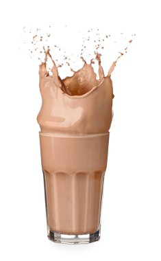 Beyaz arkaplanlı bir bardak kakao.