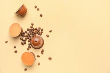 Kahve kapsülleri renkli arkaplanlı fasulyeler