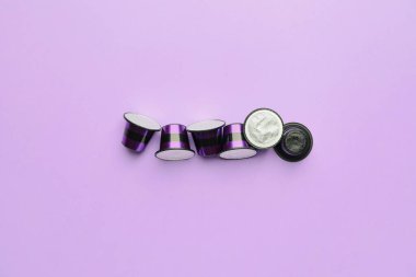 Renkli arka planda kahve kapsülleri