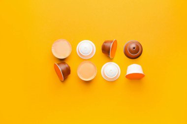 Renkli arka planda kahve kapsülleri