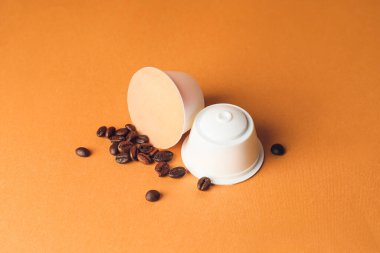 Kahve kapsülleri renkli arkaplanlı fasulyeler