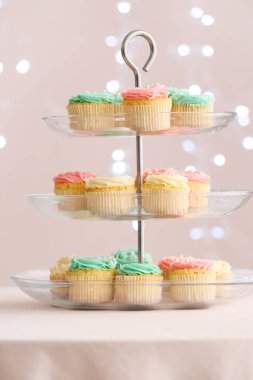 Bulanık arkaplanda lezzetli kekler olan tatlı standı