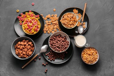 Farklı tahıllar ve koyu arkaplanda süt