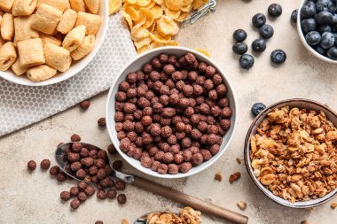 Hafif arka planda farklı tahıl ve meyveler