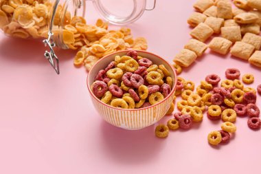 Renk arkaplanındaki farklı tahıllar