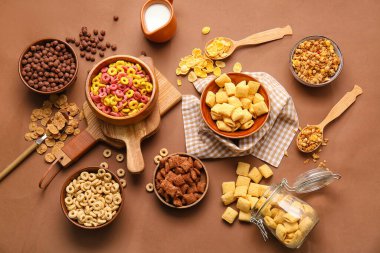 Farklı mısır gevreği ve arka planda sütle kompozisyon