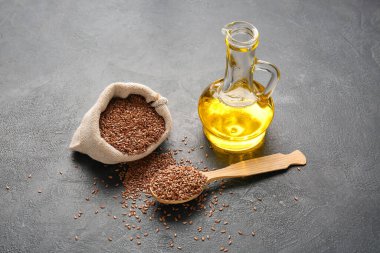 Keten yağı ve koyu arkaplanda tohum bileşimi