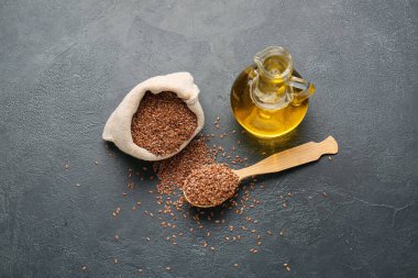 Keten yağı ve koyu arkaplanda tohum bileşimi