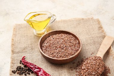 Hafif arkaplanda keten tohumu ve yağ