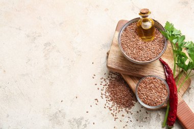 Hafif arkaplanda keten tohumu, yağ, maydanoz ve kırmızı biberli kompozisyon