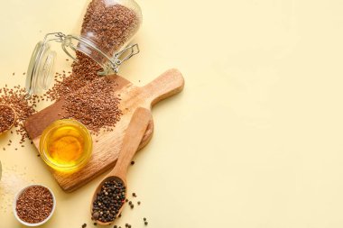 Renkli arkaplanda keten tohumu, yağ ve biber içeren kompozisyon