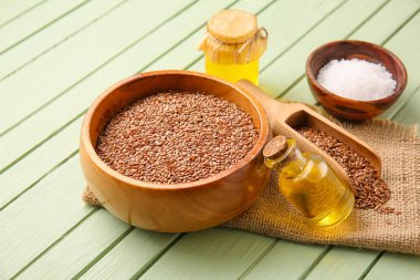 Keten tohumlu bileşim, yağ ve deniz tuzu renkli ahşap arka planda