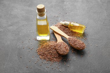 Koyu arkaplanda keten tohumu ve yağ içeren kompozisyon