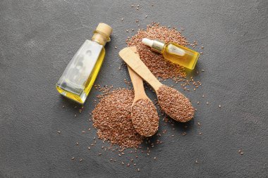 Koyu arkaplanda keten tohumu ve yağ içeren kompozisyon