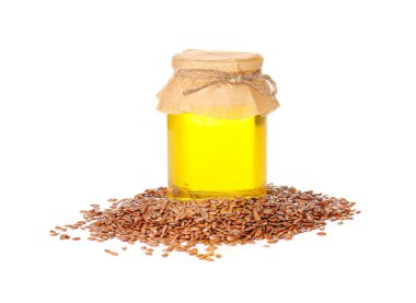 Beyaz arkaplanda keten yağı ve tohumlar