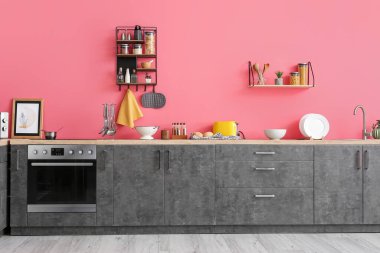 Modern mutfağın iç mimarisi.