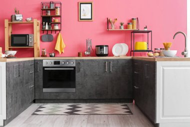 Modern mutfağın iç mimarisi.