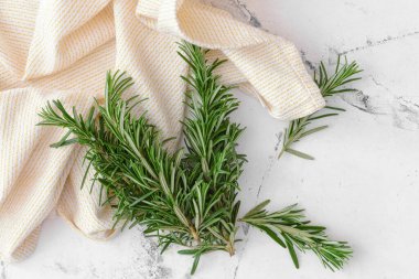 Hafif arkaplanda taze biberiye