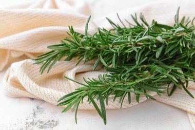 Hafif arkaplanda taze biberiye, yakın plan.