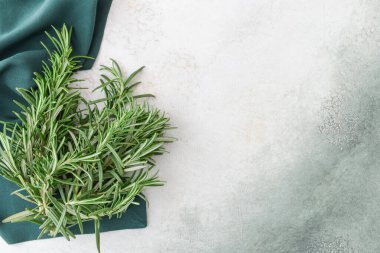 Hafif arkaplanda taze biberiye