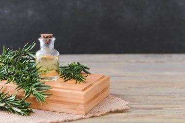 Bir şişe yağ ve taze biberiye.