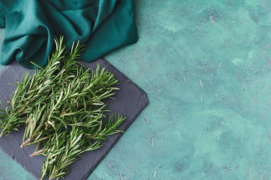 Renk arkaplanında taze biberiye olan tahta