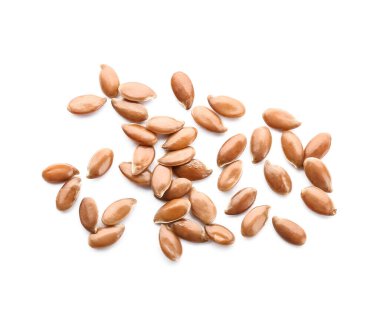 Beyaz arkaplanda keten tohumu yığını