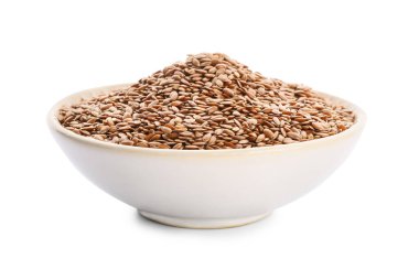 Beyaz arkaplanda keten tohumları olan bir kase