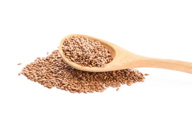 Beyaz arkaplanda keten tohumlu kaşık