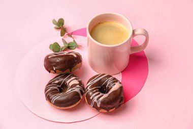 Bir fincan taze kahve ve renkli donut.