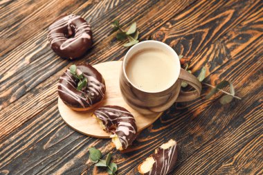 Tahta masada taze demlenmiş kahve ve çörekler.