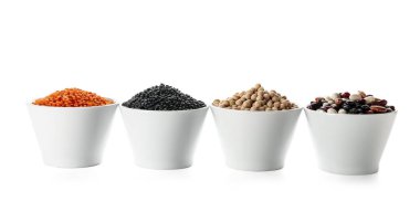 Beyaz arka planda farklı baklagiller