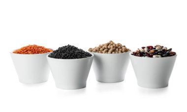 Beyaz arka planda farklı baklagiller